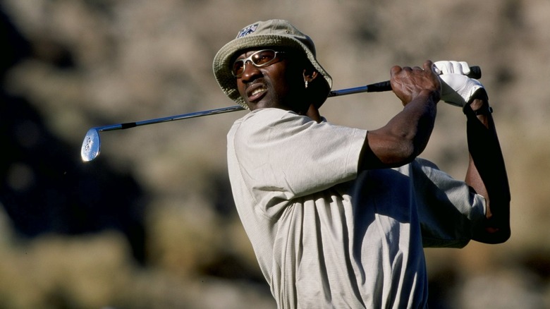 Michael Jordan jouant au golf