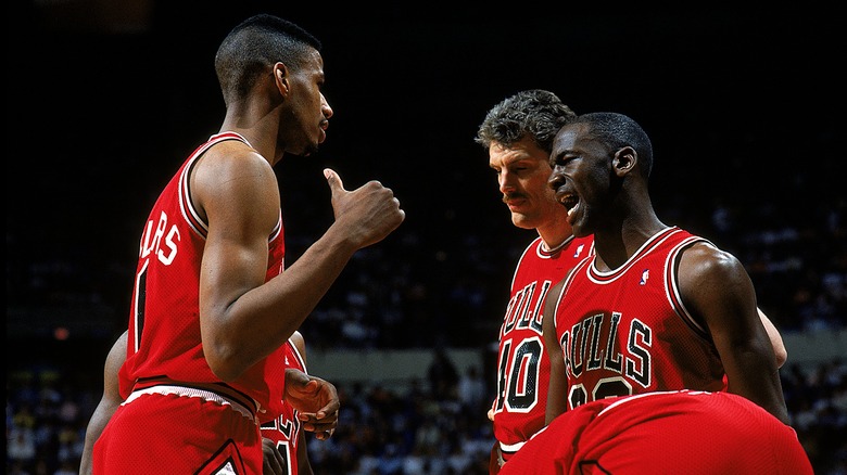 Michael Jordan s'adressant à ses coéquipiers des Bulls