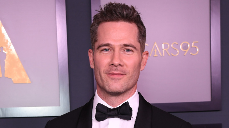 Luke Macfarlane posant sur le tapis rouge