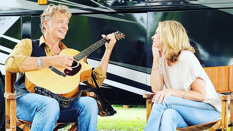 John Schneider joue de la guitare pour Alicia Allain