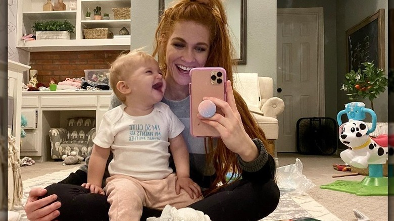 Jenn Todryk prend un selfie avec son bébé