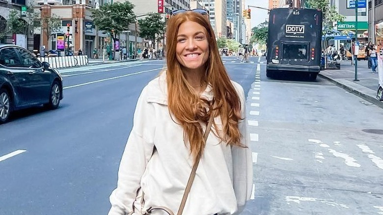 Jenn Todryk se tient dans une rue de New York