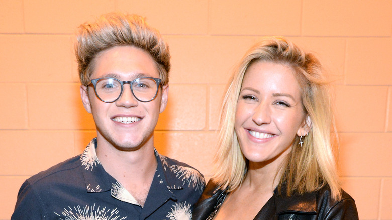 Niall Horan et Ellie Goulding se tiennent ensemble et sourient