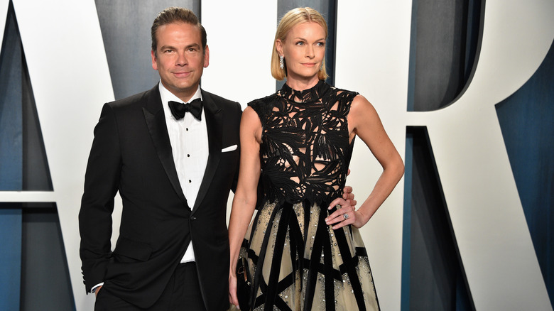 Lachlan et Sarah Murdoch debout lors d'un événement sur le tapis rouge