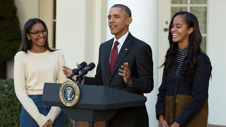 Malia et Sasha avec Barack Obama lors d'une grâce à une dinde