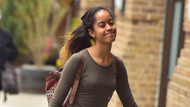 Malia Obama marchant