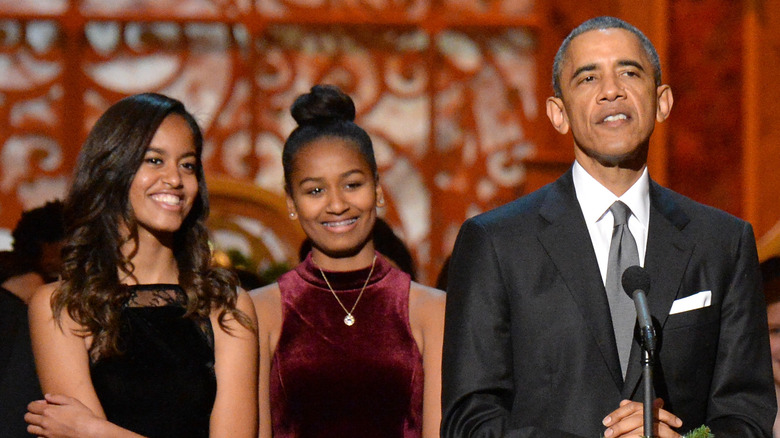 Malia et Sasha regardent Barack Obama parler