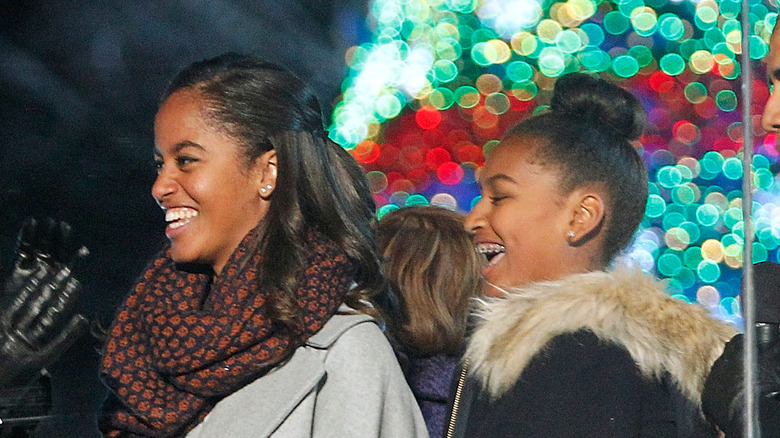 Sasha et Malia Obama lors d'une cérémonie de Noël