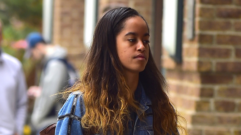 Malia Obama marchant 