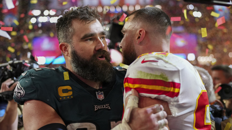 Travis et Jason Kelce sur le terrain de football