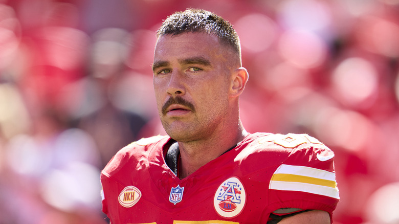 Travis Kelce joue au football