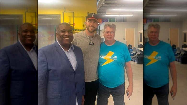 Travis et Ed Kelce posent avec Kurt Menefee