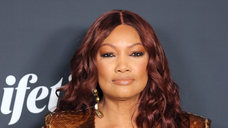 Garcelle Beauvais sourit lors d'un événement sur le tapis rouge