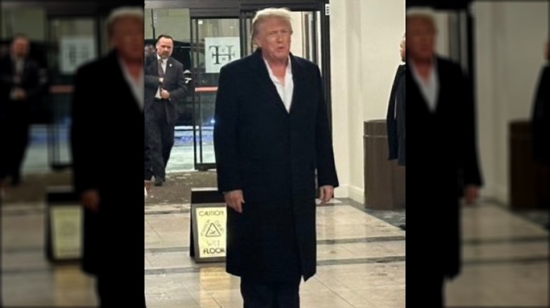 Donald Trump marchant dans le hall