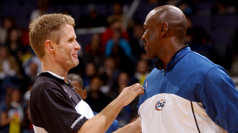 Steve Kerr et Michael Jordan sur le terrain de basket