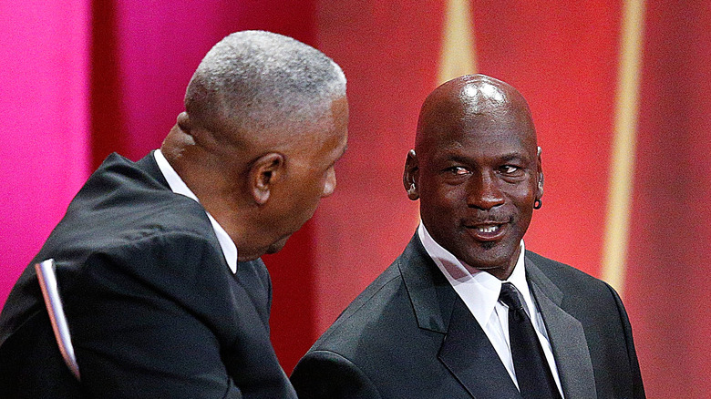 Michael Jordan se présente à la cérémonie du Temple de la renommée