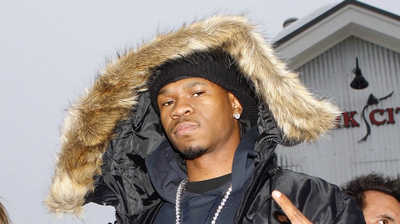 Chamillionaire se tient en parka noire