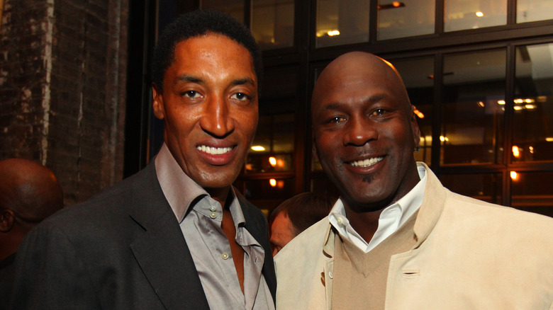 Scottie Pippen debout avec Michael Jordan