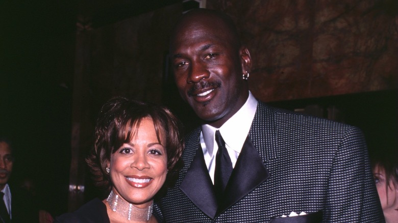 Michael Jordan et Juanita Vanoy se tiennent ensemble en souriant