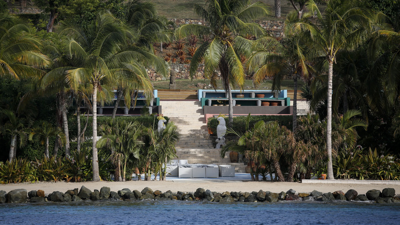 Statues de perroquets sur l'île d'Epstein