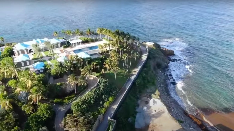 Images de drone en grand angle de l'île de Jeffrey Epstein