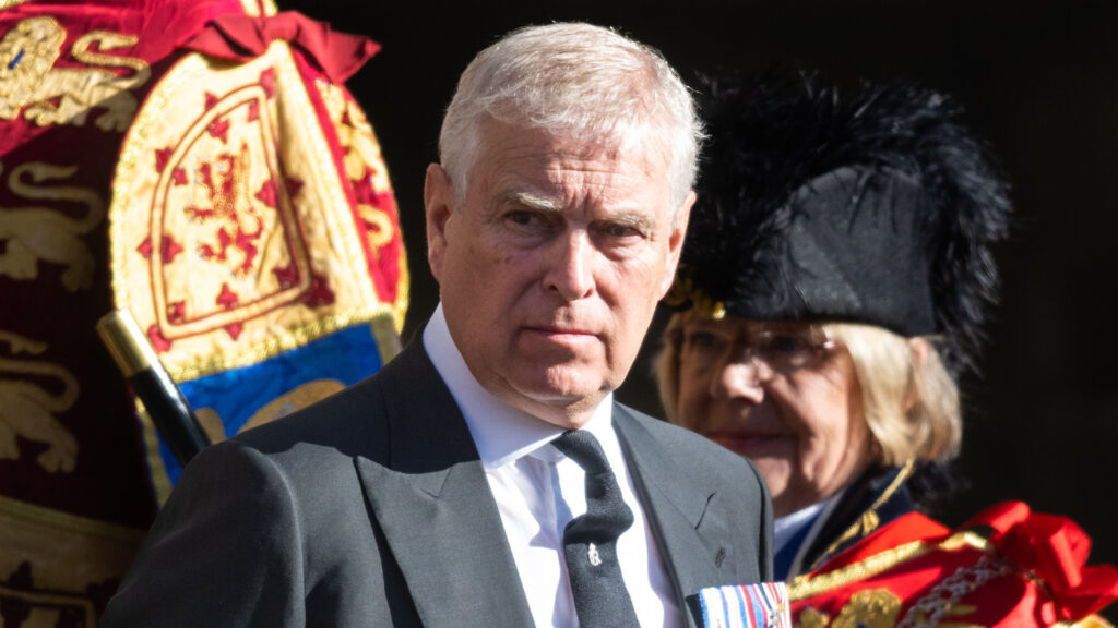 Pourquoi le prince Andrew ne perdra probablement pas son titre à cause de sa connexion avec Epstein