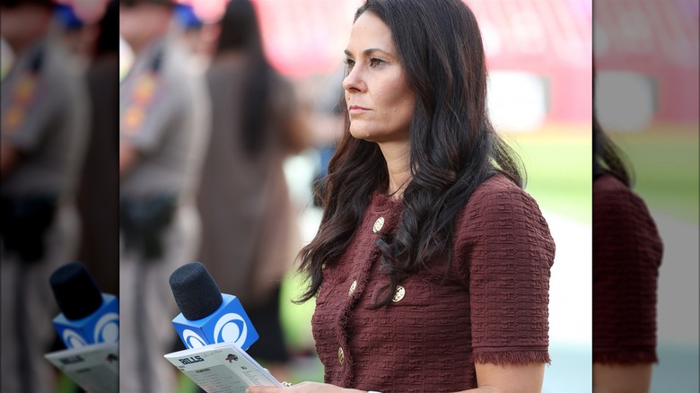 Tracy Wolfson debout sur le banc de touche du football 