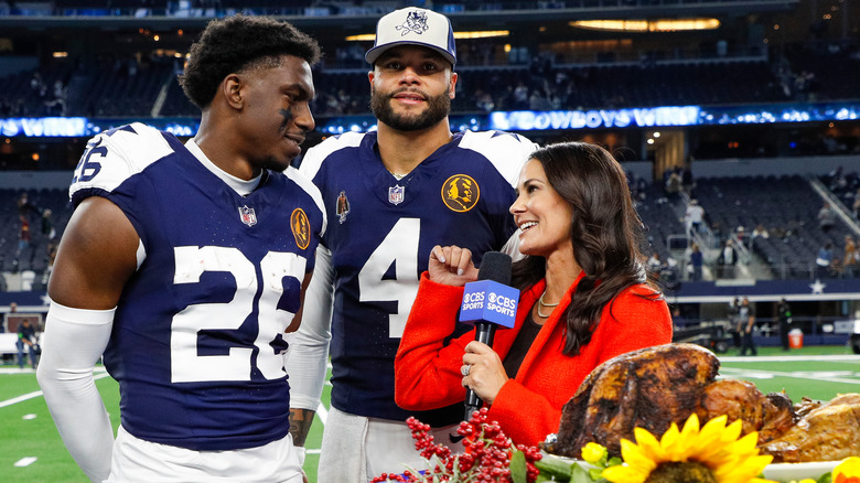 Tracy Wolfson interviewant les Cowboys de Dallas DaRon Bland et Dak Prescott 