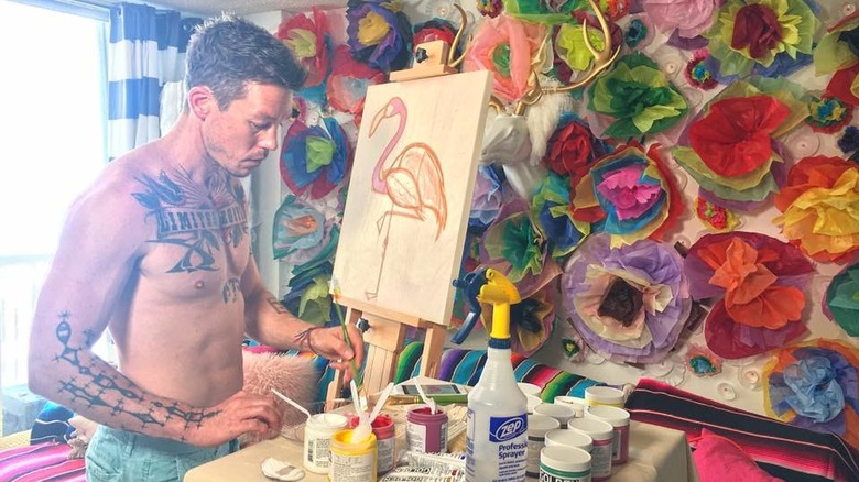 David Bromstad peignant dans son atelier