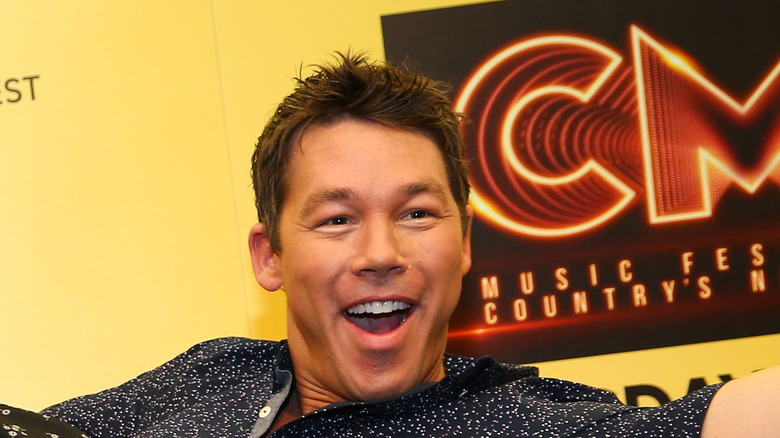 David Bromstad s'exprimant au festival CMA