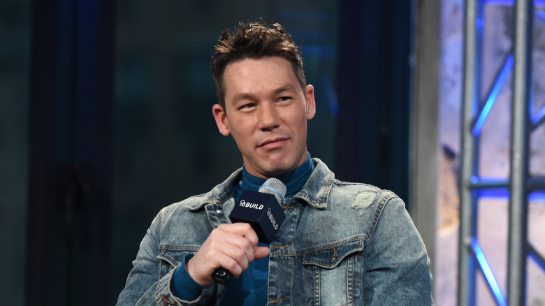 David Bromstad tenant le micro aux studios AOL Build