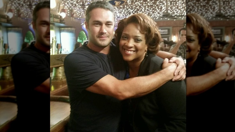 Taylor Kinney serre DuShon Monique Brown dans ses bras