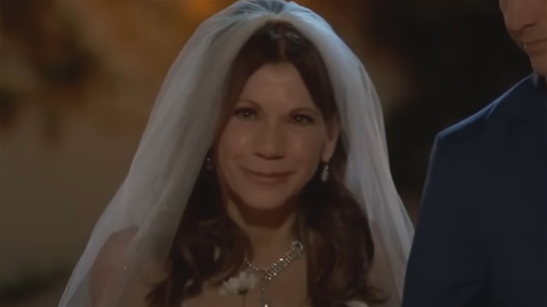 Theresa Nist souriante en robe de mariée