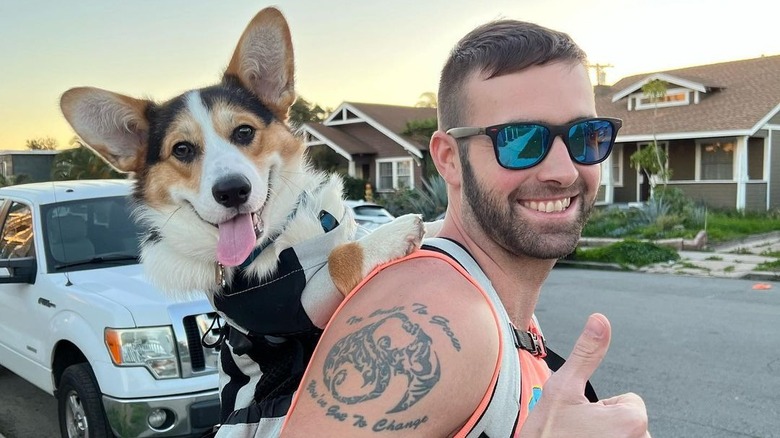 Ronald Gladden souriant avec un chien