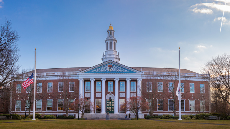 Bâtiment de Harvard avec des drapeaux