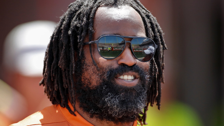 Ricky Williams porte des lunettes de soleil