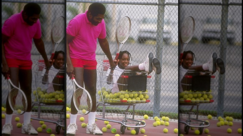 Richard Williams poussant Venus Williams dans un caddie