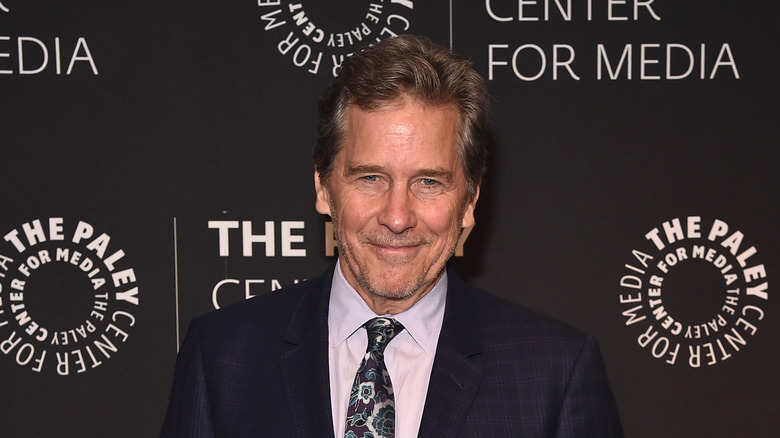 Tim Matheson souriant