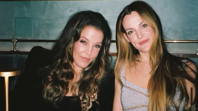 Riley Keough et Lisa Marie Presley souriantes