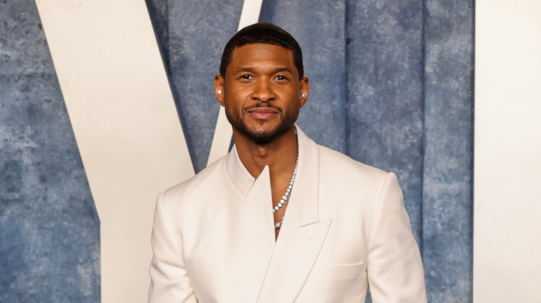 Usher posant sur le tapis rouge