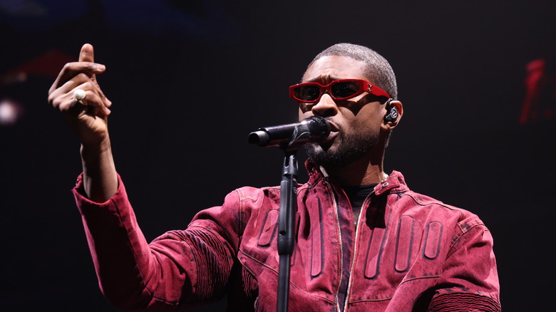 Usher jouant en tenue rouge