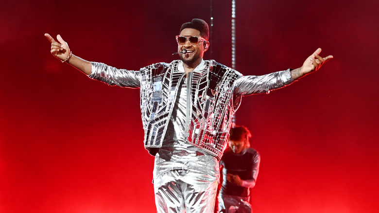 Usher jouant en tenue argentée