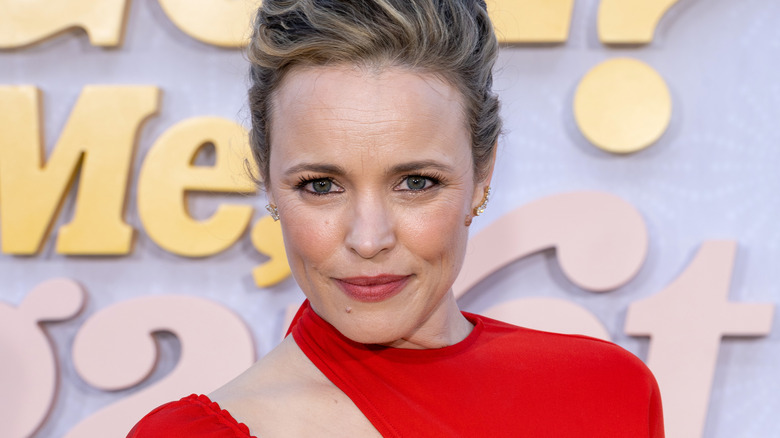 Rachel McAdams posant lors d'un événement