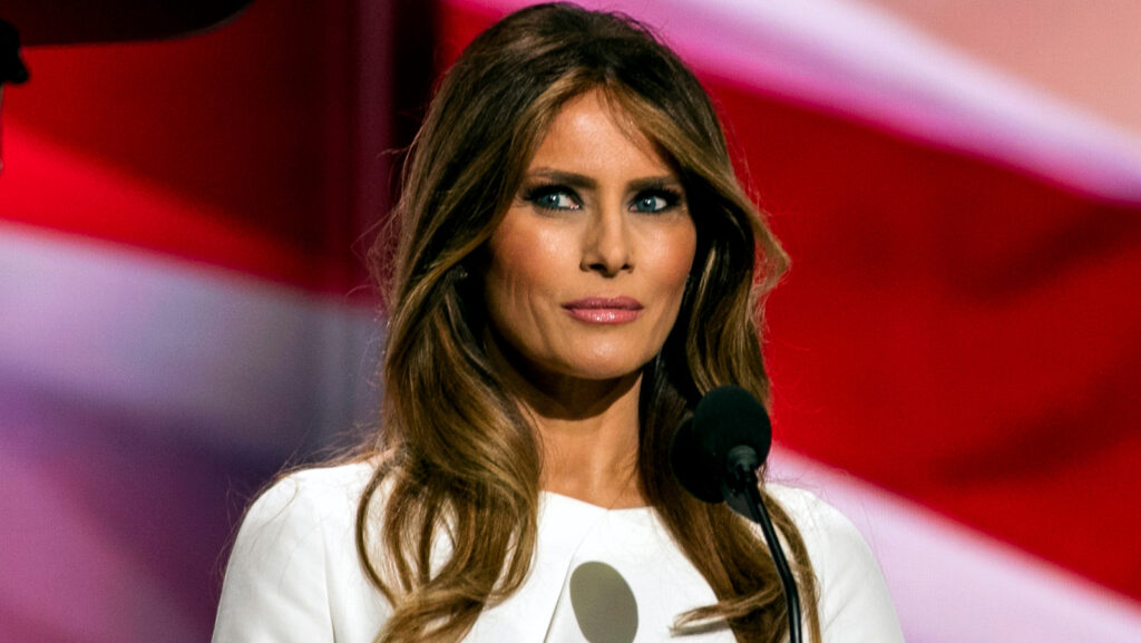 Melania Trump s'étouffe à la mention de Barron dans l'éloge funèbre de sa défunte mère