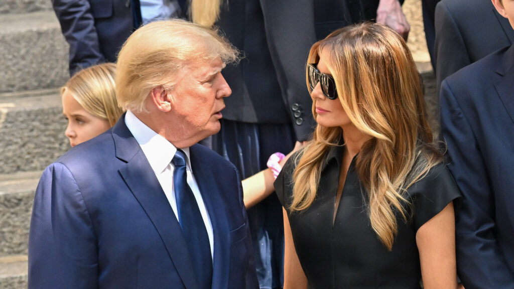 Un expert en langage corporel nous dit que la sortie de Donald et Melania des funérailles d'Amalija Knavs soulève des questions