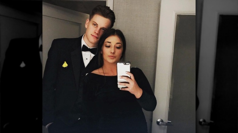 Joe Burrow et Olivia Holzmacher prennent un selfie