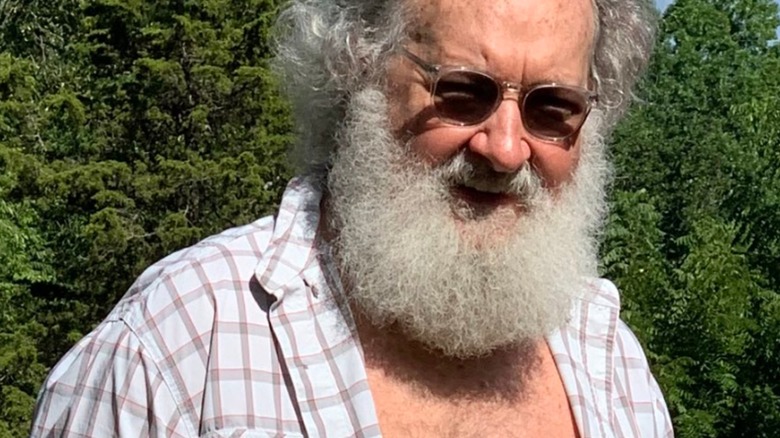 Randy Quaid chemise ouverte sur le devant