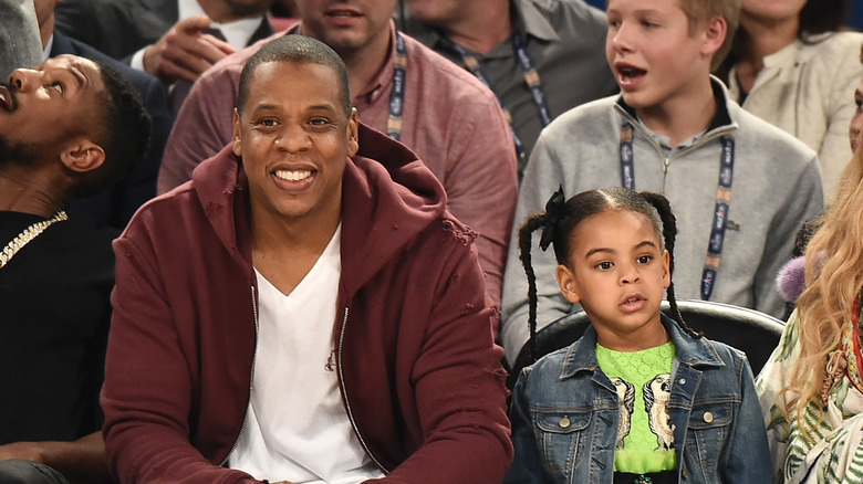 Jay-Z et Blue Ivy assis ensemble