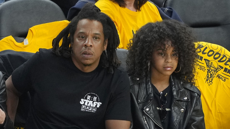 Jay-Z et Blue Ivy assis ensemble