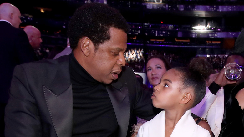 Jay-Z et Blue Ivy assis ensemble